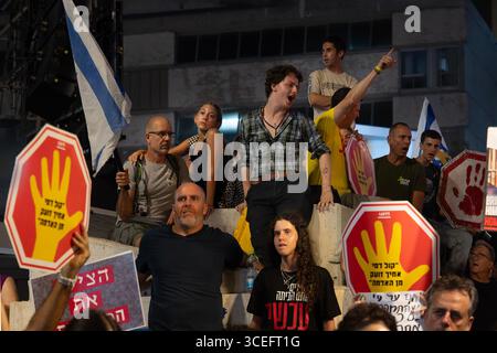 Tel Aviv, Israele. 17 agosto 2025. I manifestanti tengono dei cartelli durante la dimostrazione. La più grande manifestazione tenuta in Israele dall'inizio della guerra, che chiedeva il rilascio di tutti gli ostaggi dalla prigionia di Hamas. Alla manifestazione hanno partecipato 400.000 persone e hanno concluso lo sciopero e la giornata nazionale di protesta. Credito: SOPA Images Limited/Alamy Live News Foto Stock
