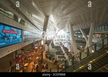 All'interno della stazione di Hong Kong West Kowloon per ferrovia ad alta velocità, caratterizzata da un'architettura futuristica, spaziose aree di attesa passeggeri, negozi e ristoranti. Foto Stock