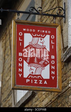 Cartello vintage per pizza cotta a legna all'esterno di un ristorante rustico. Bourton-on-the-Water, Inghilterra Foto Stock