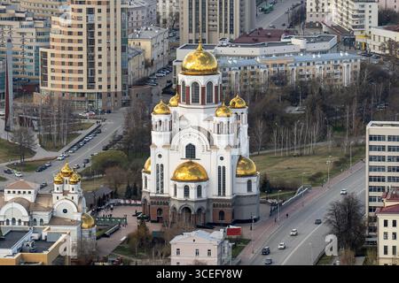 Ekaterinburg estiva, Tempio sul sangue e Chiesa di San Nicola nuvoloso. Veduta aerea di Ekaterinburg, Russia. Traduzione del testo sul tempio: Ho Foto Stock