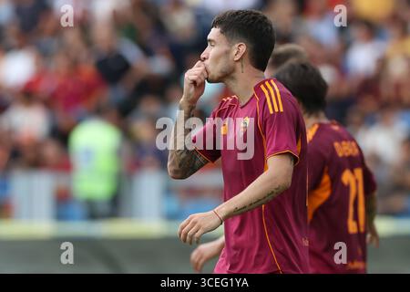 Frosinone, Italia 16 agosto 2025: Matias Soule di Roma segna il gol e festeggia con la squadra durante il test-match amichevole tra AS Roma e N Foto Stock