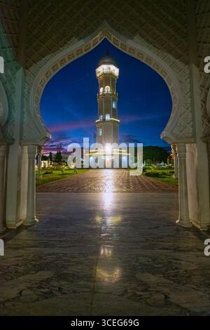 La grande Moschea di Baiturrahman si trova nel centro della città di banda Aceh. Caratterizzata da una torre di 35 metri, 7 grandi cupole e 7 minareti, Foto Stock