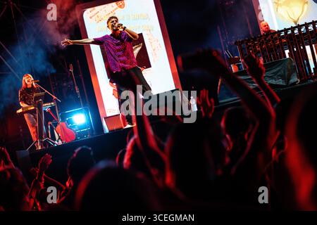 Rocco Hunt si esibisce durante il We Love Fest 2025 allo Stadio del Mare di Pescara, il 17 agosto 2025. (Foto di Marco Zac/NurPhoto) Foto Stock