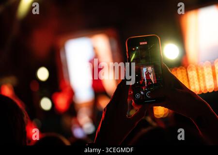 Rocco Hunt si esibisce durante il We Love Fest 2025 allo Stadio del Mare di Pescara, il 17 agosto 2025. (Foto di Marco Zac/NurPhoto) Foto Stock