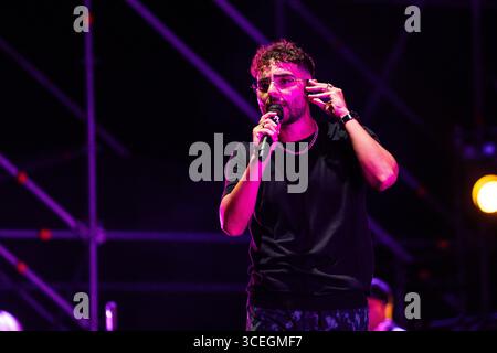 Rocco Hunt si esibisce durante il We Love Fest 2025 allo Stadio del Mare di Pescara, il 17 agosto 2025. (Foto di Marco Zac/NurPhoto) Foto Stock
