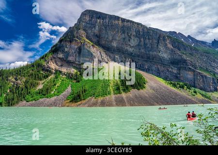 Lake Louise, Canada - 14 luglio 2024: Estate a Lake Louise - vibranti riflessioni e robuste Montagne Rocciose canadesi. Foto Stock