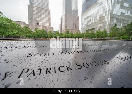 New York City - 14 giugno 2025: Moderna vista esterna degli edifici del World Trade Center con grattacieli e cielo limpido. Foto Stock