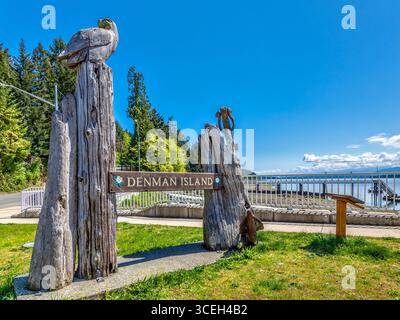 Cartello di benvenuto sulla partenza del traghetto per Denman Island, British Columbia, Canada. Foto Stock