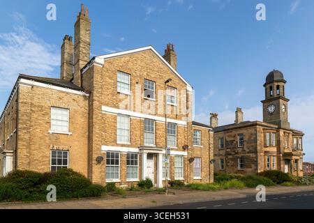 Old Custom House Building 1844 e Old Docks Office 1846 con torre dell'orologio, Hartlepool, County Durham, Inghilterra, Regno Unito Foto Stock