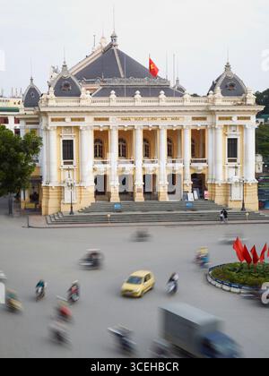 Sentire il brusio del traffico da Hanoi Opera House, un epoca coloniale struttura eretta dai francesi. Foto Stock