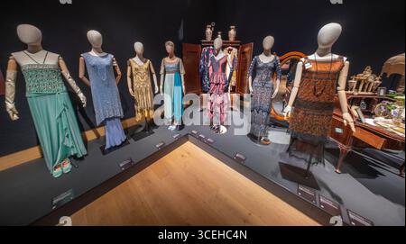 Bonhams, Londra, Regno Unito. 18 agosto 2025. Anteprima di vendita ed esposizione di Downton Abbey: The Auction at Bonhams. Dopo sei stagioni dal 2010 al 2015, con un terzo e ultimo film in arrivo sullo schermo a settembre, la serie Downton Abbey è pronta per un addio finale. Prima della chiusura delle porte di Downton, i Bonham organizzano una mostra di addio e un'asta di oggetti di scena, costumi e set di pezzi di tutta la serie, in onda online dal 18 agosto al 16 settembre Crediti: Malcolm Park/Alamy Live News Foto Stock