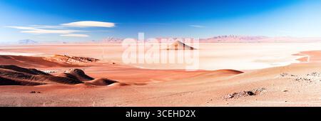 Panoramica della formazione panoramica del cono di Arita nel paesaggio desertico rosso al tramonto, salina salina Salar de Arizaro, Puna, Argentina Foto Stock