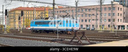 Praga, Repubblica Ceca - 2 novembre 2024: Locomotiva ceca 162 019-4 presso la stazione centrale di Praga Foto Stock