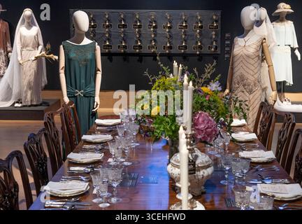 Bonhams, Londra, Regno Unito. 18 agosto 2025. Anteprima di vendita ed esposizione di Downton Abbey: The Auction at Bonhams. Dopo sei stagioni dal 2010 al 2015, con un terzo e ultimo film in arrivo sullo schermo a settembre, la serie Downton Abbey è pronta per un addio finale. Prima della chiusura delle porte di Downton, i Bonham organizzano una mostra di addio e un'asta di oggetti di scena, costumi e set di pezzi di tutta la serie, in onda online dal 18 agosto al 16 settembre Crediti: Malcolm Park/Alamy Live News Foto Stock