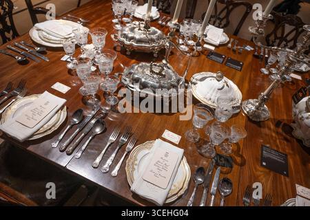 Bonhams, Londra, Regno Unito. 18 agosto 2025. Anteprima di vendita ed esposizione di Downton Abbey: The Auction at Bonhams. Dopo sei stagioni dal 2010 al 2015, con un terzo e ultimo film in arrivo sullo schermo a settembre, la serie Downton Abbey è pronta per un addio finale. Prima della chiusura delle porte di Downton, i Bonham organizzano una mostra di addio e un'asta di oggetti di scena, costumi e set di pezzi di tutta la serie, in onda online dal 18 agosto al 16 settembre Crediti: Malcolm Park/Alamy Live News Foto Stock