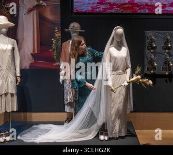 Bonhams, Londra, Regno Unito. 18 agosto 2025. Anteprima di vendita ed esposizione di Downton Abbey: The Auction at Bonhams. Dopo sei stagioni dal 2010 al 2015, con un terzo e ultimo film in arrivo sullo schermo a settembre, la serie Downton Abbey è pronta per un addio finale. Prima della chiusura delle porte di Downton, i Bonham organizzano una mostra di addio e un'asta di oggetti di scena, costumi e set di pezzi di tutta la serie, in onda online dal 18 agosto al 16 settembre Crediti: Malcolm Park/Alamy Live News Foto Stock