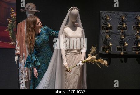 Bonhams, Londra, Regno Unito. 18 agosto 2025. Anteprima di vendita ed esposizione di Downton Abbey: The Auction at Bonhams. Dopo sei stagioni dal 2010 al 2015, con un terzo e ultimo film in arrivo sullo schermo a settembre, la serie Downton Abbey è pronta per un addio finale. Prima della chiusura delle porte di Downton, i Bonham organizzano una mostra di addio e un'asta di oggetti di scena, costumi e set di pezzi di tutta la serie, in onda online dal 18 agosto al 16 settembre Crediti: Malcolm Park/Alamy Live News Foto Stock