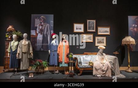 Bonhams, Londra, Regno Unito. 18 agosto 2025. Anteprima di vendita ed esposizione di Downton Abbey: The Auction at Bonhams. Dopo sei stagioni dal 2010 al 2015, con un terzo e ultimo film in arrivo sullo schermo a settembre, la serie Downton Abbey è pronta per un addio finale. Prima della chiusura delle porte di Downton, i Bonham organizzano una mostra di addio e un'asta di oggetti di scena, costumi e set di pezzi di tutta la serie, in onda online dal 18 agosto al 16 settembre Crediti: Malcolm Park/Alamy Live News Foto Stock