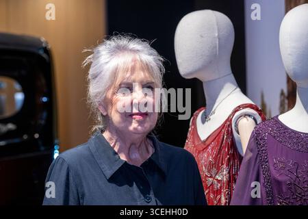 Londra, Regno Unito. 18 agosto 2025. L'attrice Penelope Wilton a una chiamata fotografica per l'asta di costumi e oggetti di scena della serie TV Downton Abbey. La vendita sarà disponibile online dal 18 agosto al 16 settembre bonhams.com, insieme a una mostra presso le gallerie Bonhams New Bond Street. Il produttore Carnival Films contribuirà con il ricavato degli articoli a cui ha donato Together per brevi vite, la principale organizzazione di beneficenza del Regno Unito per i bambini con condizioni di vita limitanti e le loro famiglie. Crediti: Stephen Chung / Alamy Live News Foto Stock