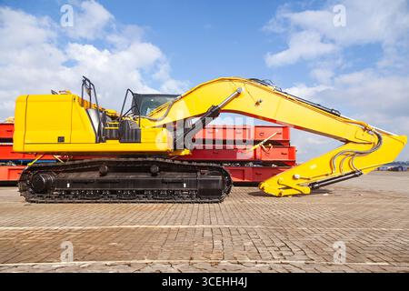 Nuovi escavatori cingolati gialli sono parcheggiati sul sito. Foto Stock