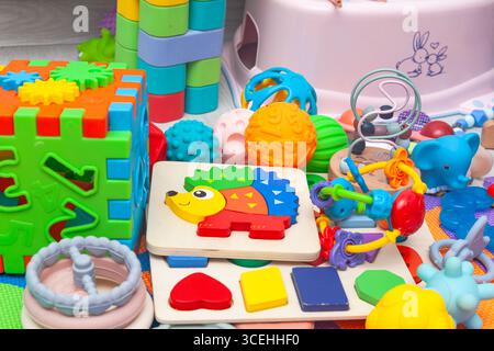Giocattoli educativi per bambini su un tappetino da gioco. Foto Stock