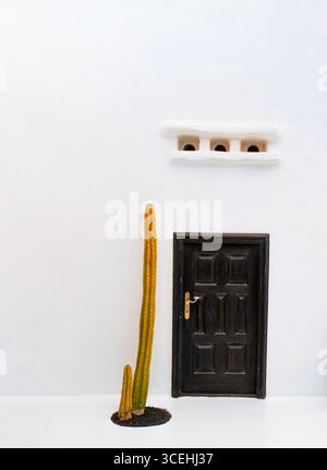 Lanzarote: cactus e edificio bianco al Fundacion Cesar Manrique (Fondazione Cesar Manrique) la casa distintiva che l'artista aveva a Tahiche Foto Stock