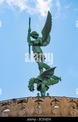 Lione: Statua di San Giorgio e del Drago in cima alla Basilica di Notre-Dame de Fourviere (1896), scena classica di San Giorgio che uccide il drago Foto Stock