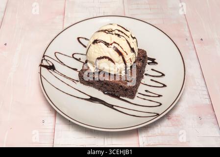 Brownie al cioccolato puro: Realizzato con burro di prima qualità e cacao olandese in polvere per un sapore profondo Foto Stock