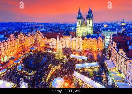 Praga, Repubblica Ceca Repubilc. Mercatino di Natale in Piazza della Città Vecchia. Foto Stock