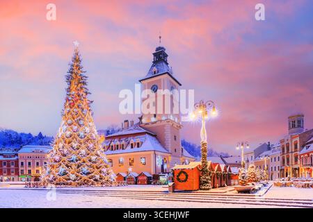 Brasov, Romania. Mercatino di Natale in Piazza della città Vecchia. Foto Stock