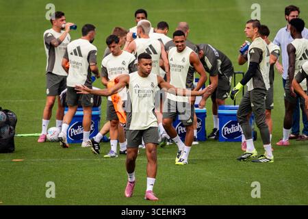 Valdebebas, Madrid, Spagna. 18 agosto 2025. Kylian Mbappe del Real Madrid è visto allenarsi con i suoi compagni di squadra durante la sessione di allenamento in vista della partita LaLiga EA Sports contro CA Osasuna al Ciudad Real Madrid il 18 agosto 2025 a Madrid, Spagna. (Credit Image: © Alberto Gardin/ZUMA Press Wire) SOLO PER USO EDITORIALE! Non per USO commerciale! Foto Stock