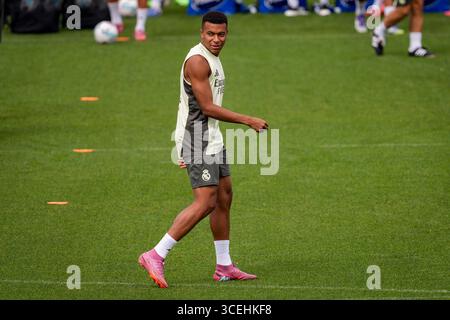 Valdebebas, Madrid, Spagna. 18 agosto 2025. Kylian Mbappe del Real Madrid è visto allenarsi con i suoi compagni di squadra durante la sessione di allenamento in vista della partita LaLiga EA Sports contro CA Osasuna al Ciudad Real Madrid il 18 agosto 2025 a Madrid, Spagna. (Credit Image: © Alberto Gardin/ZUMA Press Wire) SOLO PER USO EDITORIALE! Non per USO commerciale! Foto Stock