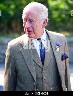 Ballater, Scozia, Regno Unito. 18 agosto 2025. Re Carlo saluta i membri del pubblico alle porte del castello di Balmoral, Ballater, Scozia, 18. Agosto 2025. Re Carlo III saluta i membri del pubblico riuniti alle porte del castello di Balmoral durante la cerimonia annuale di arrivo, segnando il suo soggiorno nella tenuta di Royal Deeside. (Foto di Lewis Langstaff-Wood/Alamy Live News). Foto Stock