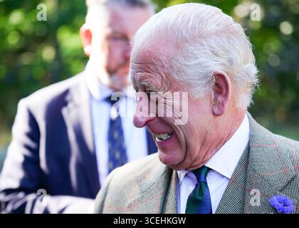 Ballater, Scozia, Regno Unito. 18 agosto 2025. Re Carlo saluta i membri del pubblico alle porte del castello di Balmoral, Ballater, Scozia, 18. Agosto 2025. Re Carlo III saluta i membri del pubblico riuniti alle porte del castello di Balmoral durante la cerimonia annuale di arrivo, segnando il suo soggiorno nella tenuta di Royal Deeside. (Foto di Lewis Langstaff-Wood/Alamy Live News). Foto Stock