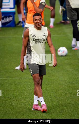 Valdebebas, Madrid, Spagna. 18 agosto 2025. Kylian Mbappe del Real Madrid è visto allenarsi con i suoi compagni di squadra durante la sessione di allenamento in vista della partita LaLiga EA Sports contro CA Osasuna al Ciudad Real Madrid il 18 agosto 2025 a Madrid, Spagna. (Credit Image: © Alberto Gardin/ZUMA Press Wire) SOLO PER USO EDITORIALE! Non per USO commerciale! Foto Stock