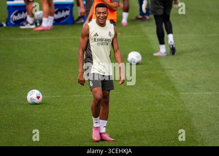 Valdebebas, Madrid, Spagna. 18 agosto 2025. Kylian Mbappe del Real Madrid è visto allenarsi con i suoi compagni di squadra durante la sessione di allenamento in vista della partita LaLiga EA Sports contro CA Osasuna al Ciudad Real Madrid il 18 agosto 2025 a Madrid, Spagna. (Credit Image: © Alberto Gardin/ZUMA Press Wire) SOLO PER USO EDITORIALE! Non per USO commerciale! Foto Stock