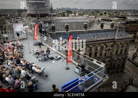 AMSTERDAM – Un concerto del trombettista Alistair Payne e della cantante Marta Arpini sul tetto di De Nieuwe Kerk. Il concerto fa parte del Grachtenfestival. ANP ROBIN VAN LONKHUIJSEN netherlands Out - belgio Out Foto Stock