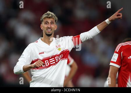 STOCCARDA, GERMANIA - 16 AGOSTO: Atakan Karazor del VFB Stuttgart reagisce durante la partita Franz-Beckenbauer-Supercup 2025 tra VfB Stuttgart e FC Bayern München al MHPArena il 16 agosto 2025 a Stoccarda, Germania. © diebilderwelt / Alamy Stock Foto Stock