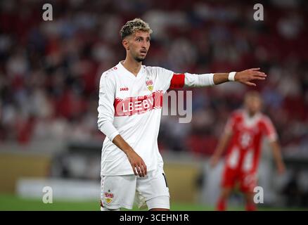 STOCCARDA, GERMANIA - 16 AGOSTO: Atakan Karazor del VFB Stuttgart reagisce durante la partita Franz-Beckenbauer-Supercup 2025 tra VfB Stuttgart e FC Bayern München al MHPArena il 16 agosto 2025 a Stoccarda, Germania. © diebilderwelt / Alamy Stock Foto Stock
