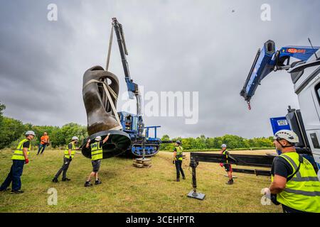 Londra, Regno Unito. 18 agosto 2025. Come parte di un aggiornamento della presentazione di sculture all'aperto, a metà della stagione estiva, la monumentale scultura (alta 7 metri, 6,7 tonnellate) grande forma verticale interna/esterna (1953-4, cast 1981-82) viene trasferita - Henry Moore Studios & Gardens, la casa dello scultore del XX secolo Henry Moore a Perry Green nell'Hertfordshire. Crediti: Guy Bell/Alamy Live News Foto Stock