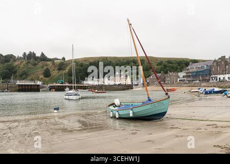 Barca a vela Lily Ella sulla costa sabbiosa di Stonehaven - Cowie Harbour, Aberdeenshire, Scozia Foto Stock