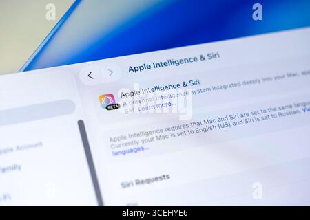 Poznan, Polonia - 15 agosto 2025: Preferenze Apple Intelligence e Siri su un display macOS 26, che evidenziano le funzioni avanzate di intelligenza artificiale Foto Stock