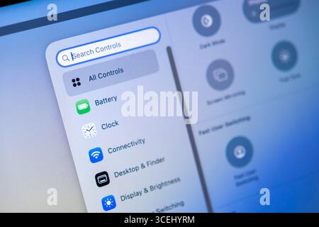 Poznan, Polonia - 15 agosto 2025: Display in vetro liquido macOS 26 che mostra un sistema intuitivo interfaccia Control Center, che enfatizza le impostazioni essenziali A. Foto Stock