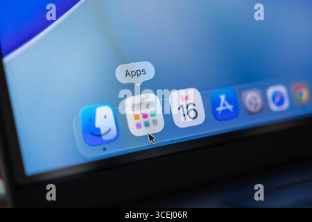 Poznan, Polonia - 15 agosto 2025: Icona delle app evidenziata dal cursore sulla moderna interfaccia macOS 26, che mostra l'accesso senza problemi al software e Liquid Glas Foto Stock