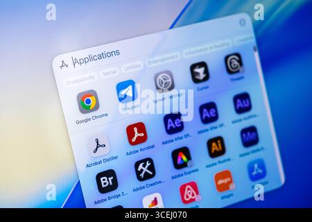 Poznan, Polonia - 15 agosto 2025: Interfaccia per applicazioni macOS 26 con icone software essenziali per la produttività professionale e la digitazione creativa Foto Stock