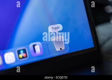 Poznan, Polonia - 15 agosto 2025: Vista dettagliata del moderno schermo in vetro liquido macOS 26 con cestino evidenziato, che rappresenta un efficiente file digitale Foto Stock