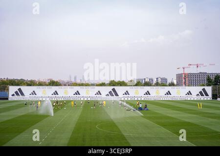 Valdebebas, Spagna. 18 agosto 2025. Una vista panoramica dei campi del Real Madrid durante la sessione di allenamento in vista della partita LaLiga EA Sports contro CA Osasuna al Ciudad Real Madrid. Credito: SOPA Images Limited/Alamy Live News Foto Stock