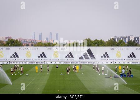 Valdebebas, Spagna. 18 agosto 2025. Una vista panoramica dei campi del Real Madrid durante la sessione di allenamento in vista della partita LaLiga EA Sports contro CA Osasuna al Ciudad Real Madrid. Credito: SOPA Images Limited/Alamy Live News Foto Stock