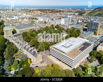 Vista aerea dei luoghi di Edinburgh Fringe di Assembly e del ventre nei giardini di George Square nell'estate 2025., Edimburgo, Scozia, Regno Unito Foto Stock