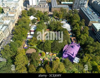Vista aerea dei luoghi di Edinburgh Fringe di Assembly e del ventre nei giardini di George Square nell'estate 2025., Edimburgo, Scozia, Regno Unito Foto Stock
